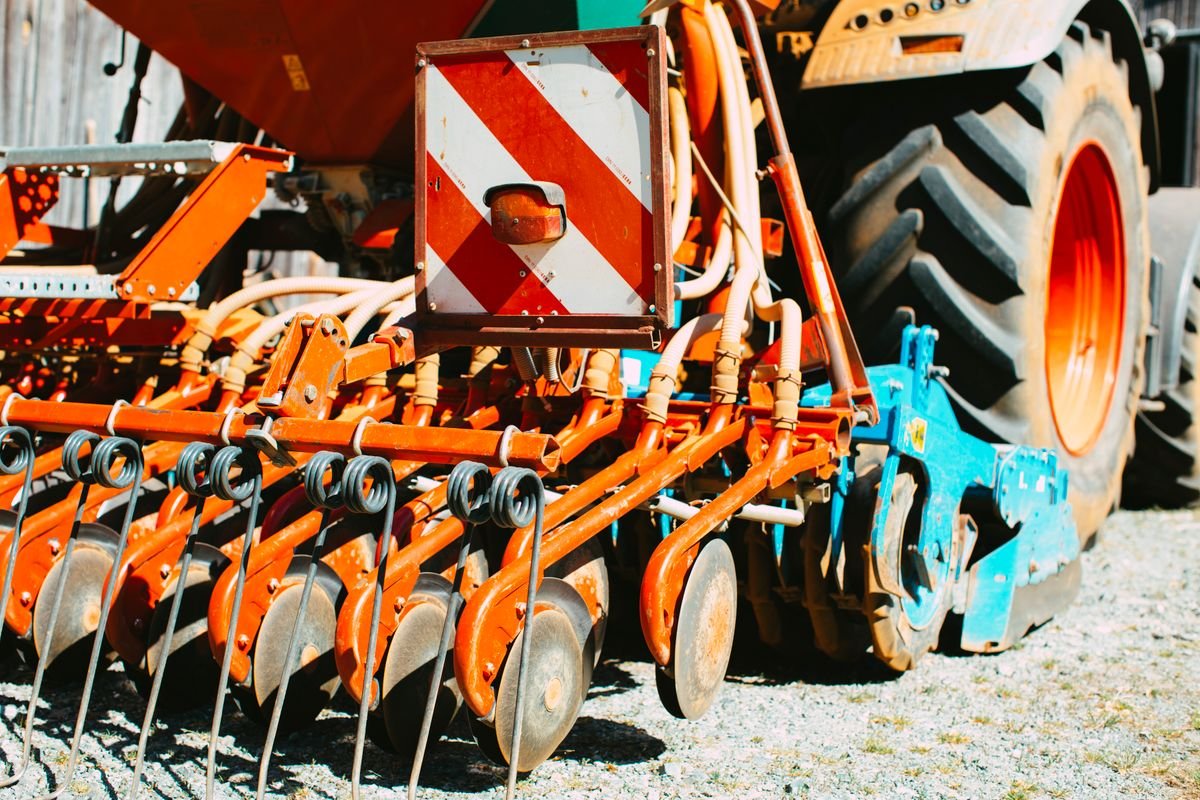 Detalhe de peças e componentes de um trator agrícola